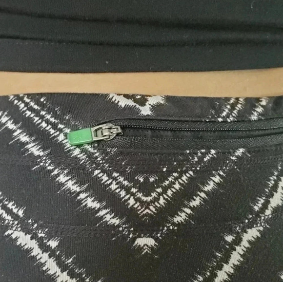 Athleta Zig Zag Relay Capri Leggings - Medium - Picture 10 of 10
